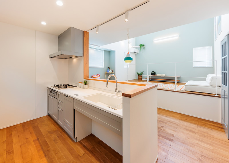 家族とつながる対面キッチンの写真