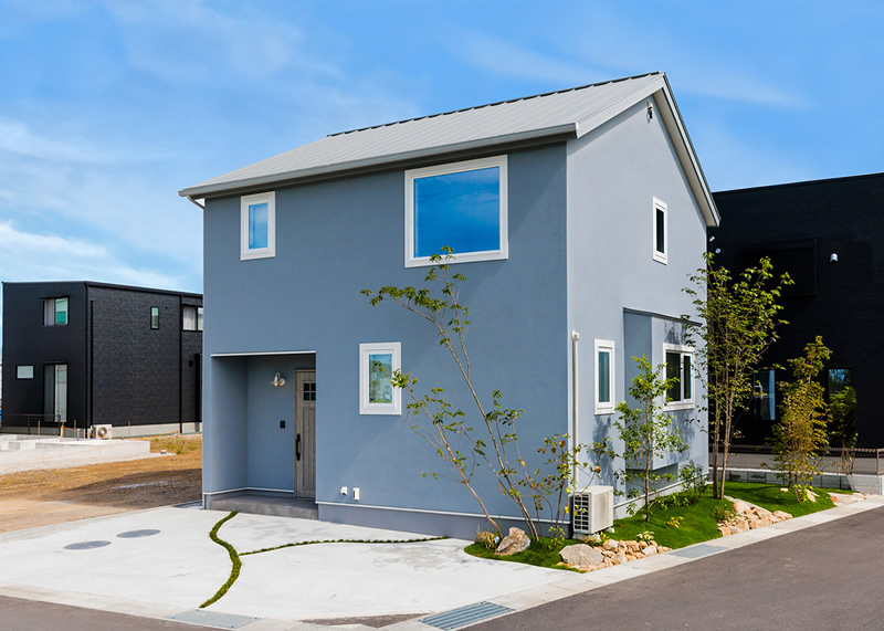 素材感が映える、塗り壁の外観の写真